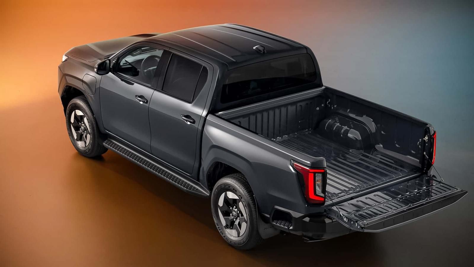 Πρεμιέρα για το νέο Toyota Hilux που έγινε και ηλεκτρικό!